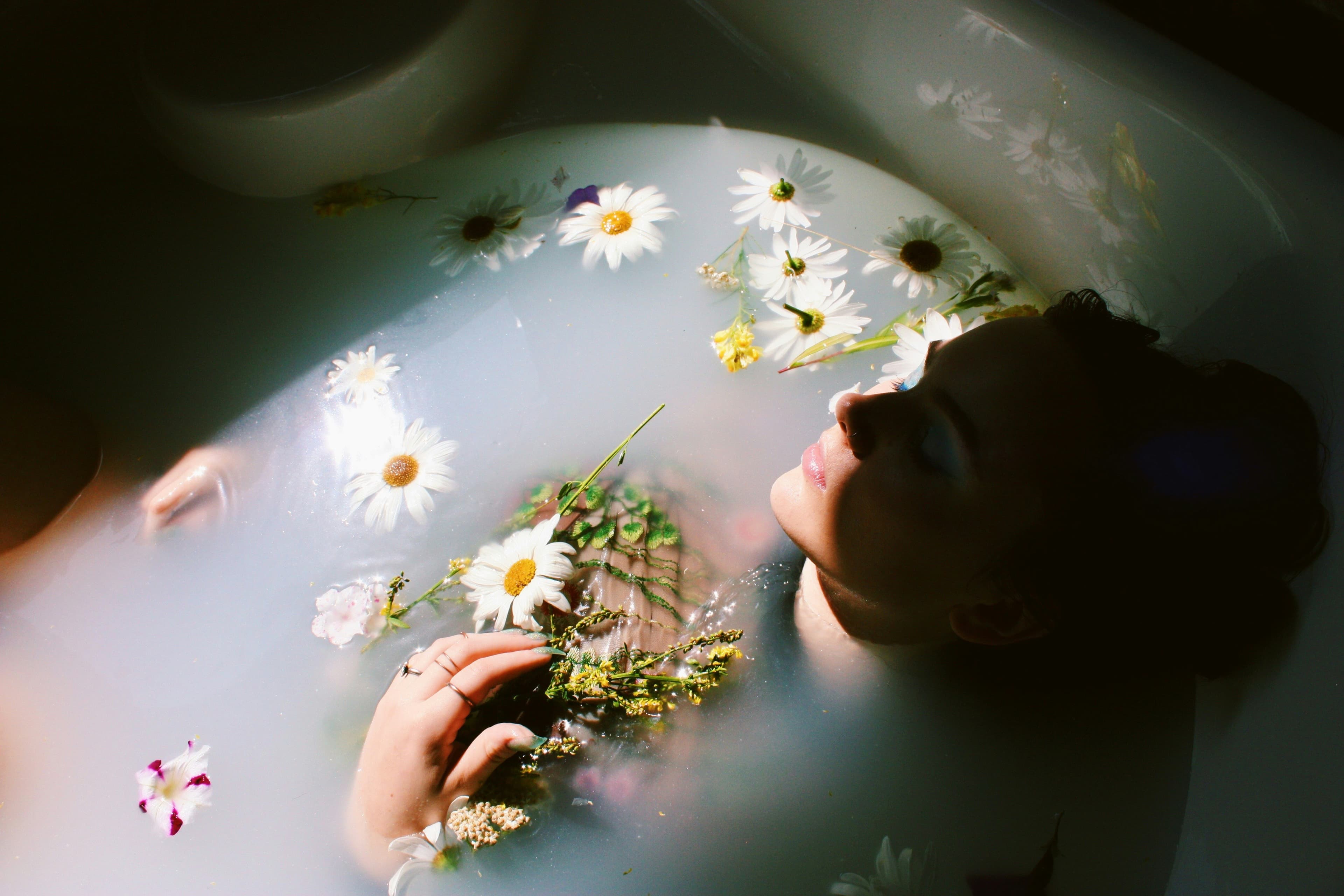 Bain relaxant avec pétales de fleurs