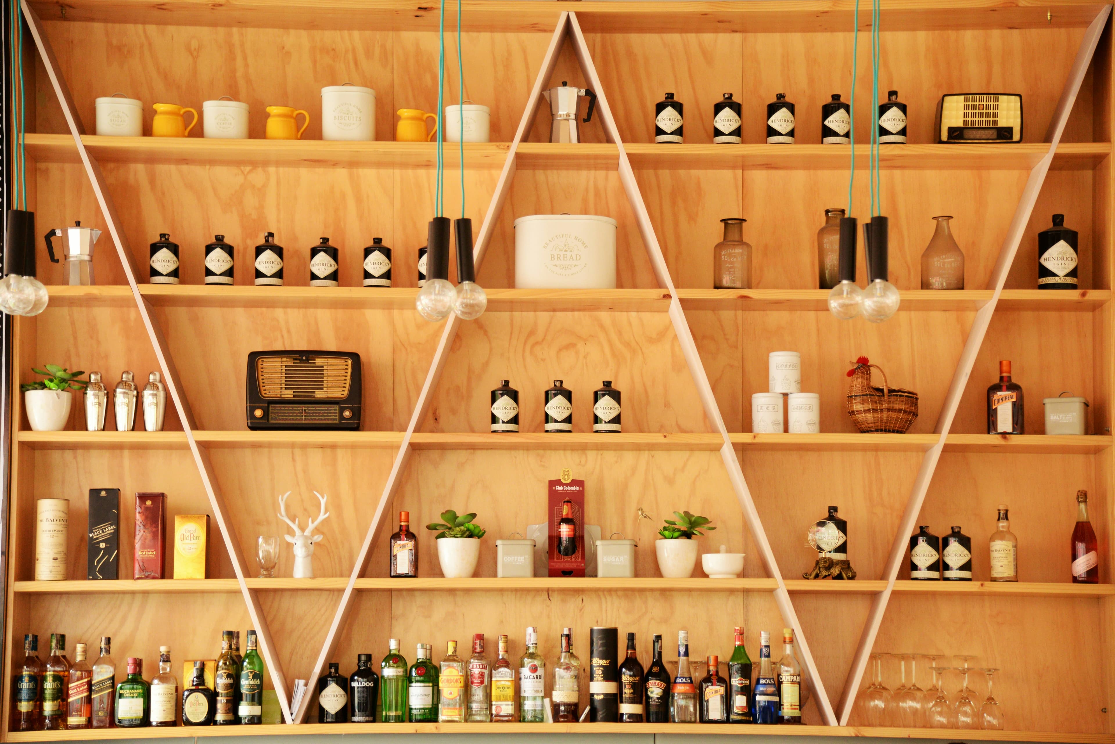 Produits de soin naturels sur une étagère en bois