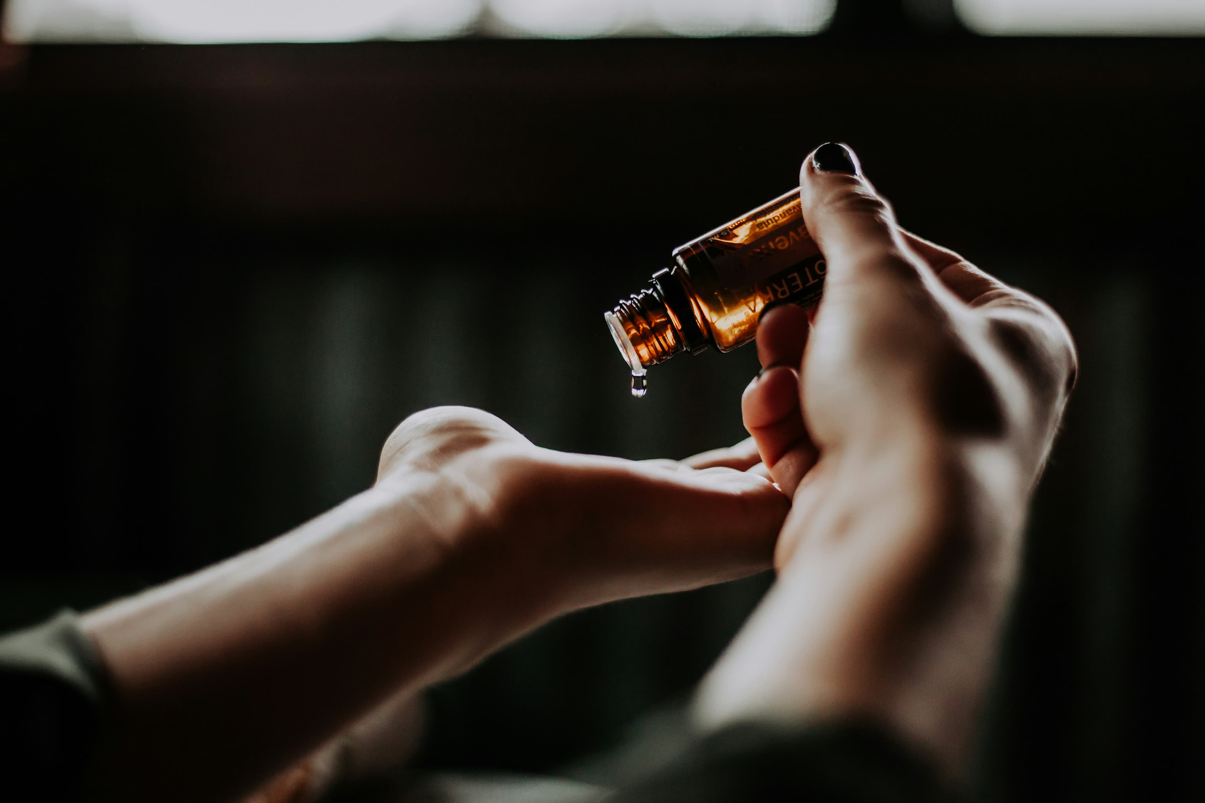 Personne recevant un massage du dos avec des huiles.
