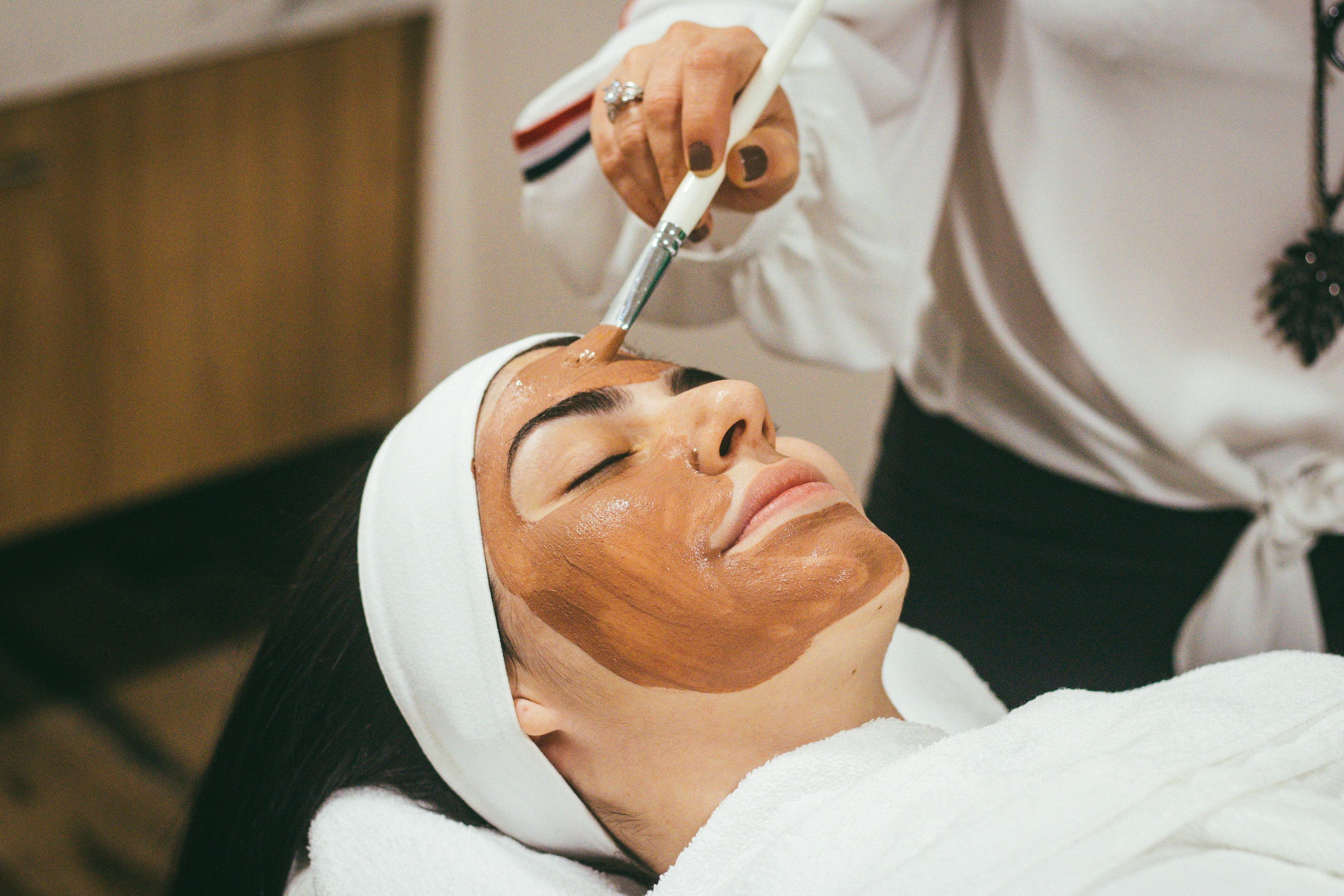 Application d'un masque sur un visage pour un soin esthétique.
